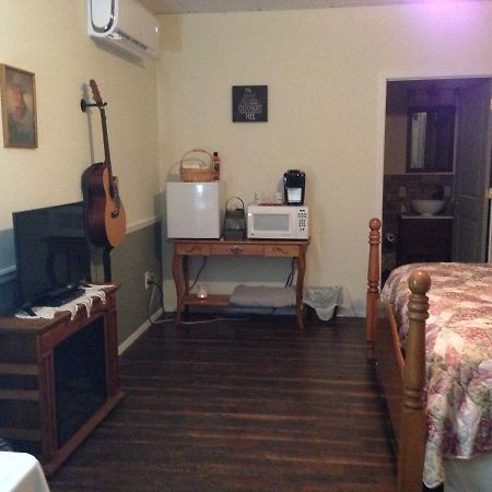 Swan Song Inn Marshfield Екстериор снимка