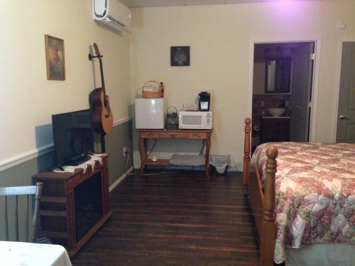Swan Song Inn Marshfield Екстериор снимка